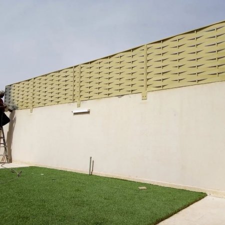 تركيب سواتر جدة بحي الملك فهد: تعزيز الخصوصية والجمال في بيئة متجددة